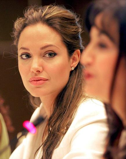 Angelina Jolie - Fst2a85aMAAwP40.jpg